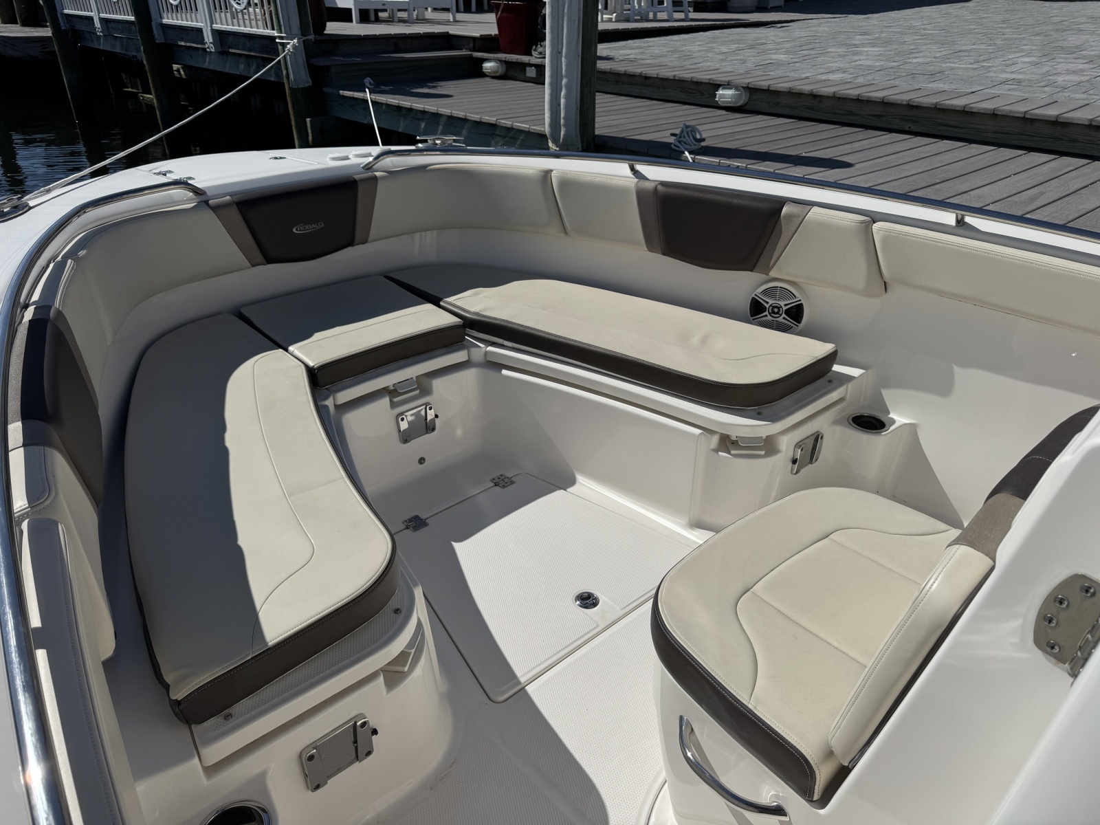 2020 Robalo R272 Center Console