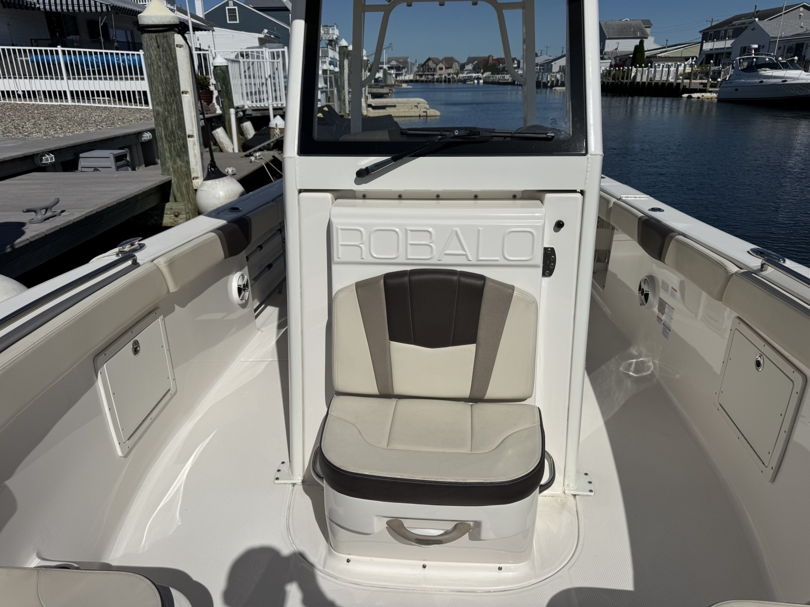 2020 Robalo R272 Center Console