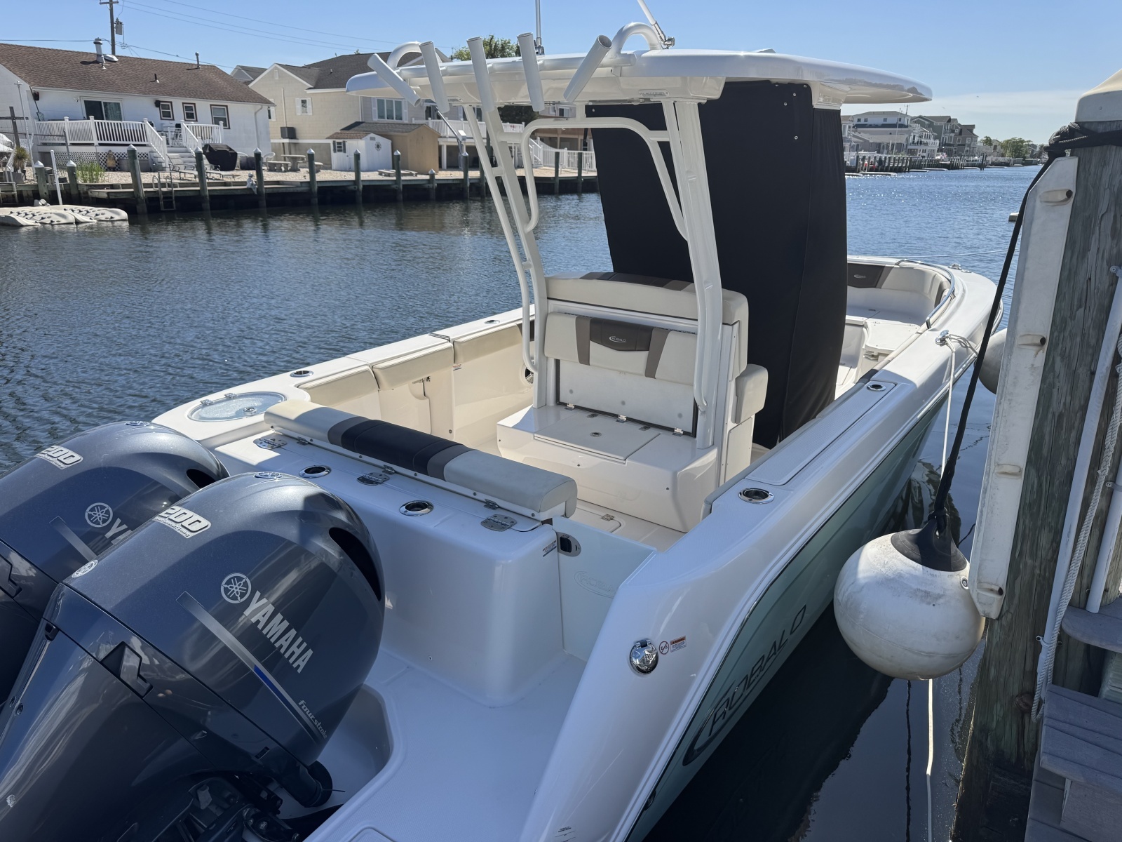 2020 Robalo R272 Center Console