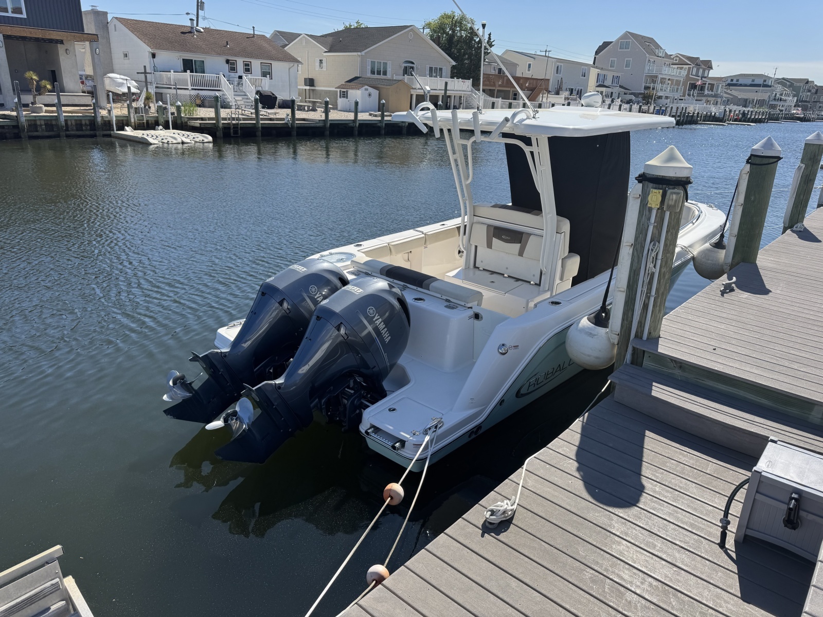 2020 Robalo R272 Center Console