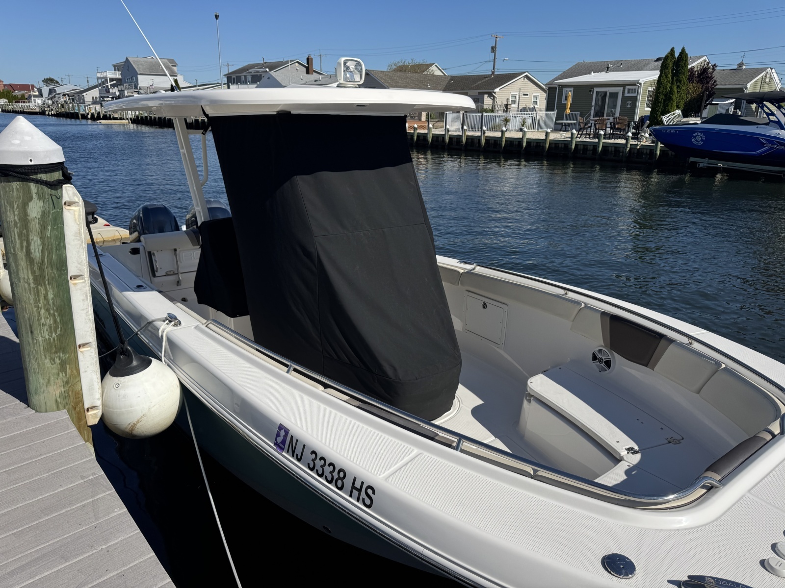 2020 Robalo R272 Center Console