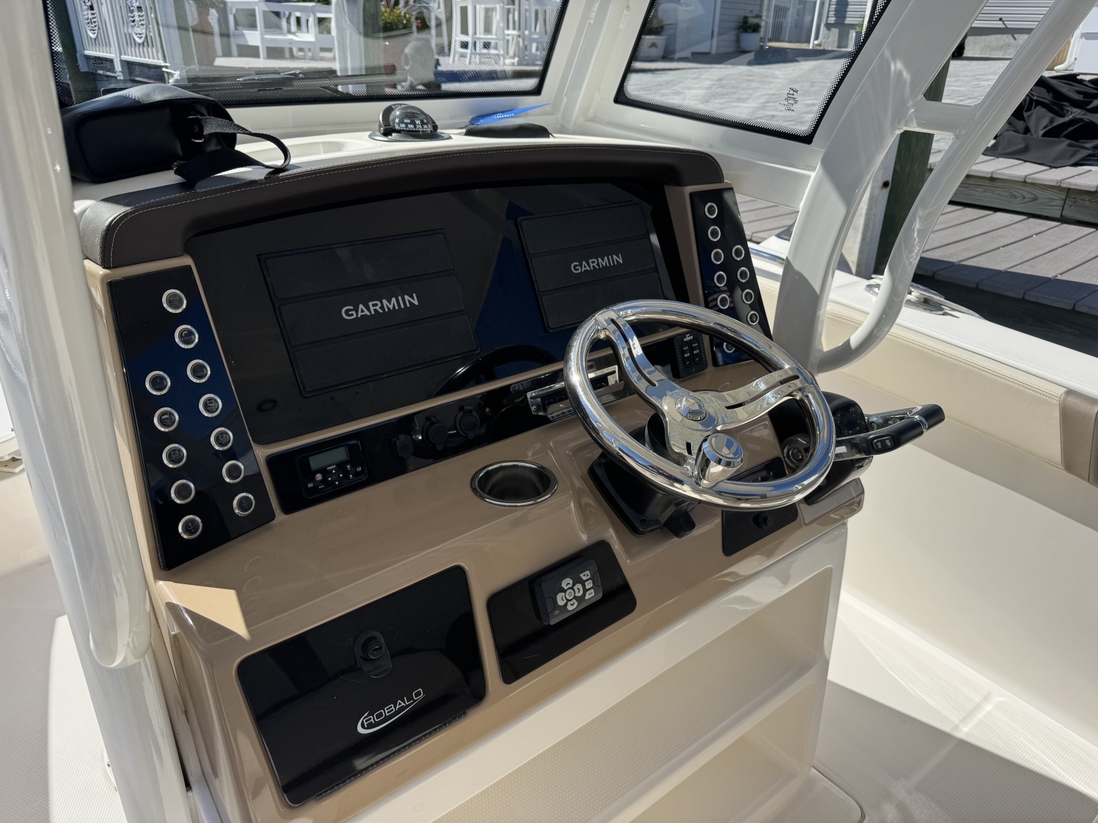 2020 Robalo R272 Center Console