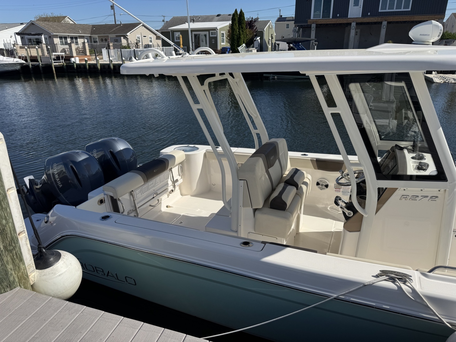 2020 Robalo R272 Center Console