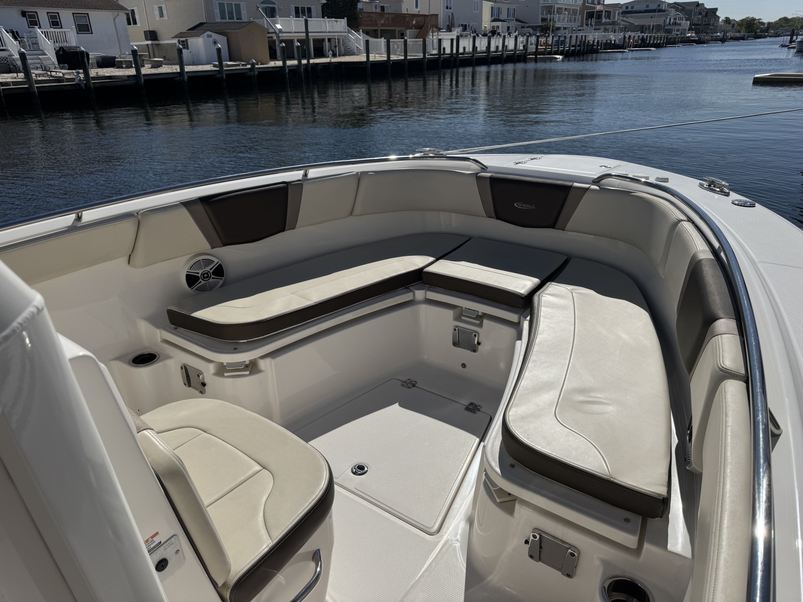 2020 Robalo R272 Center Console