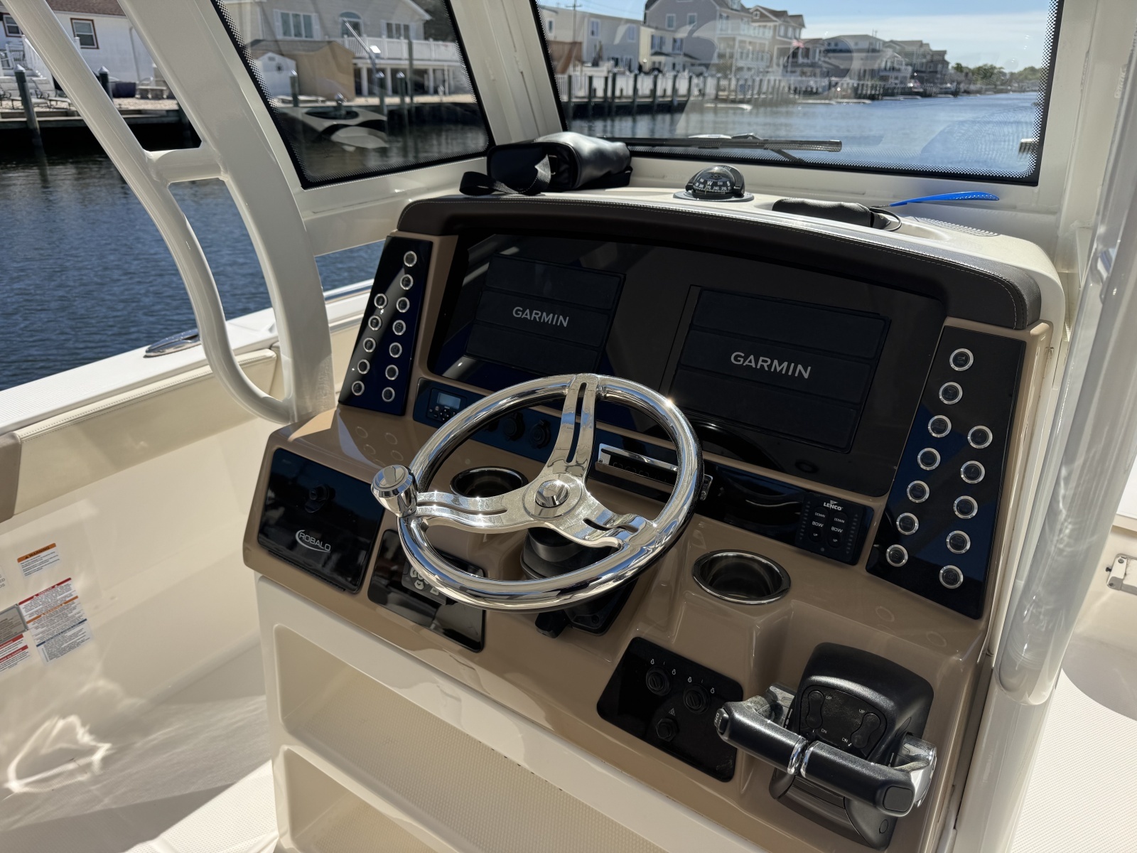 2020 Robalo R272 Center Console