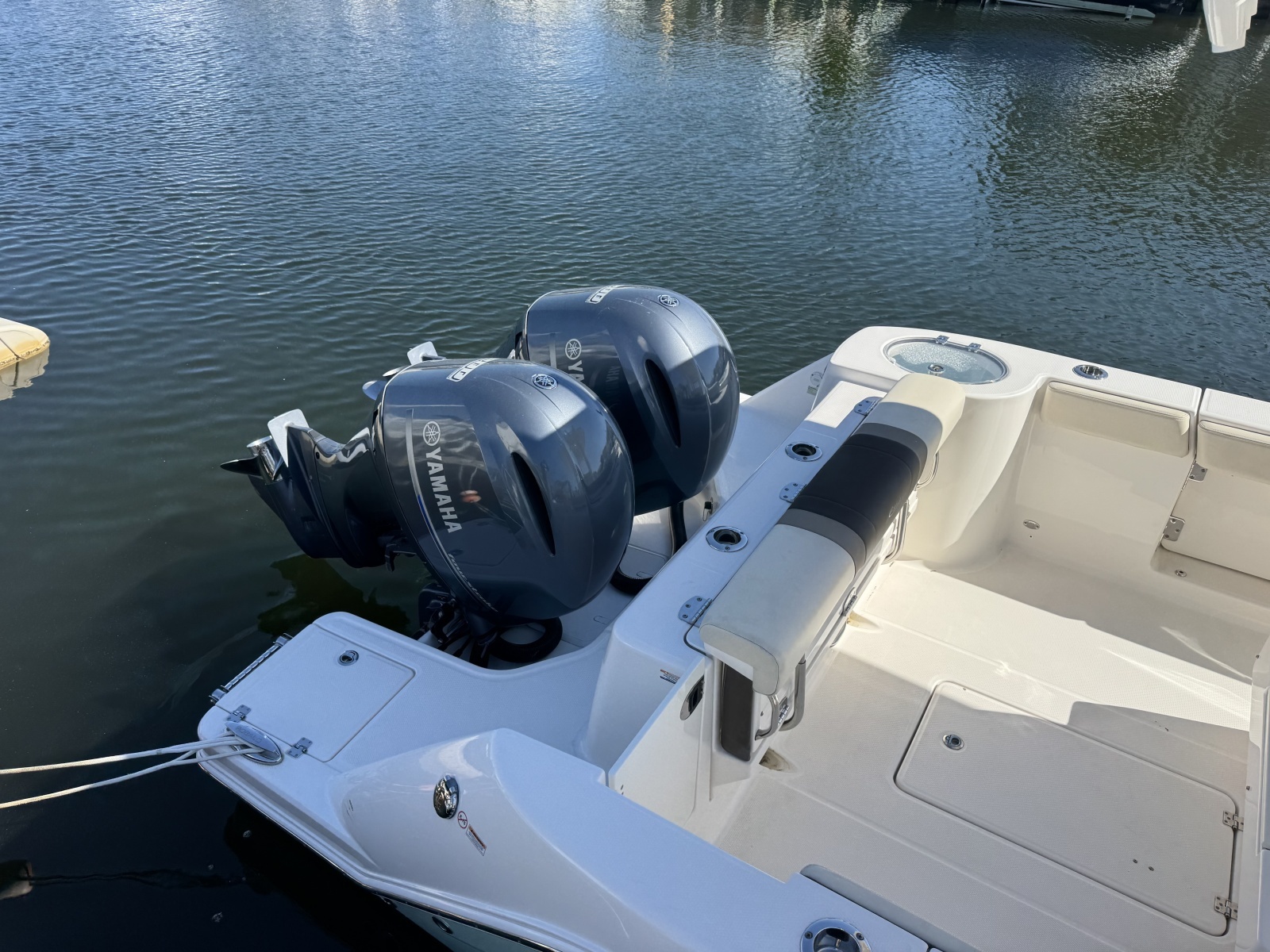 2020 Robalo R272 Center Console