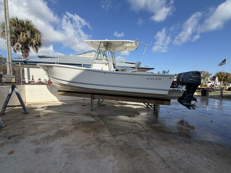 26' 2004 Regulator 