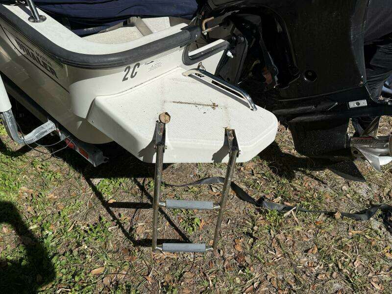 17ft Boston Whaler Yacht For Sale