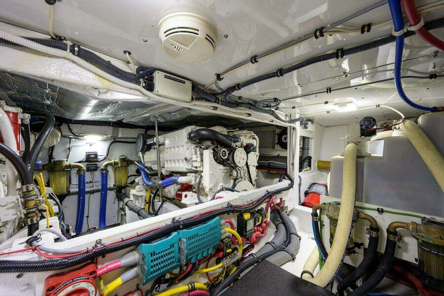 Bertram 38 - FIELD & SEA -  Engine Room