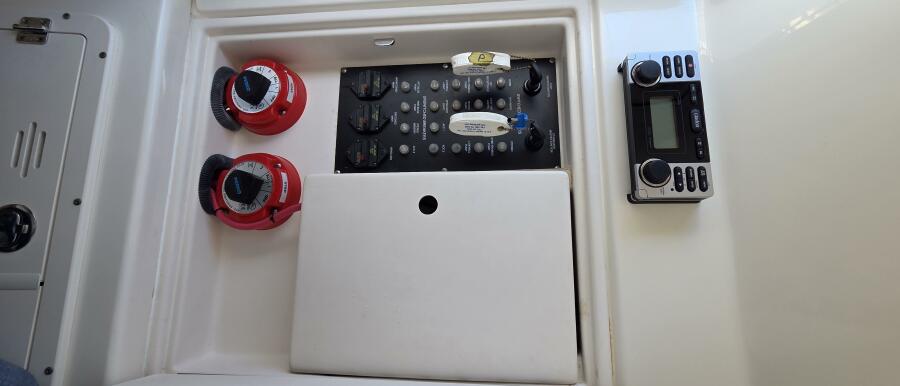 27' 2006 Boston Whaler 270 Outrage