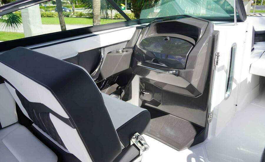 28ft Monterey Yacht For Sale