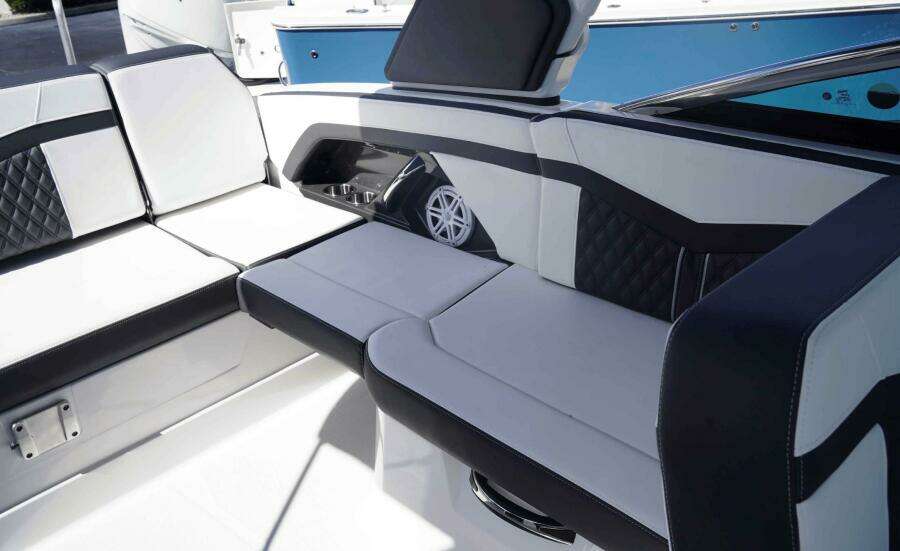 28ft Monterey Yacht For Sale