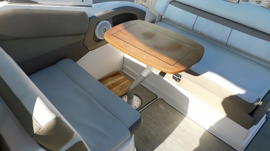 28' 2019 Regal 28 Express