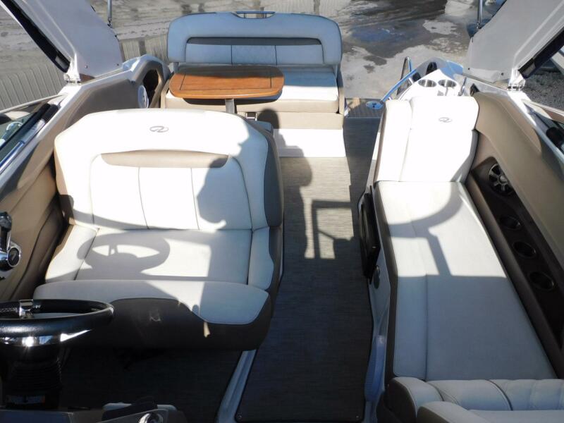 28' 2019 Regal 28 Express