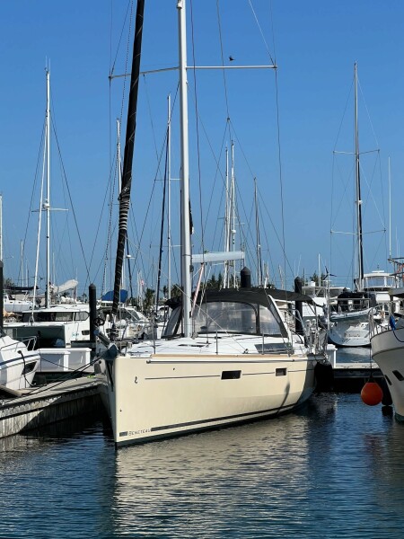 45' 2014 Beneteau 45