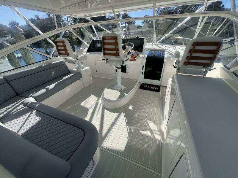 52' 2007 Viking 52 Open