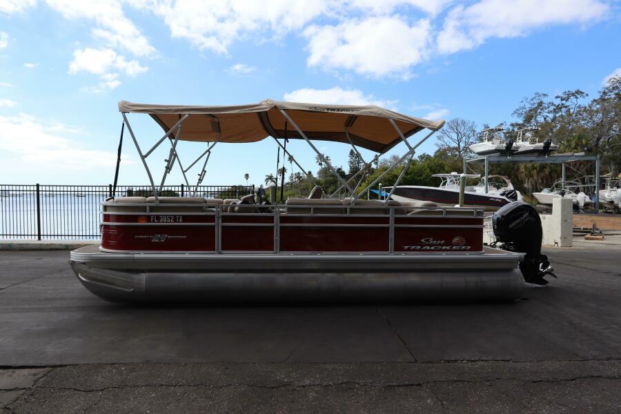 24' 2024 Sun Tracker Party Barge 22 DLX