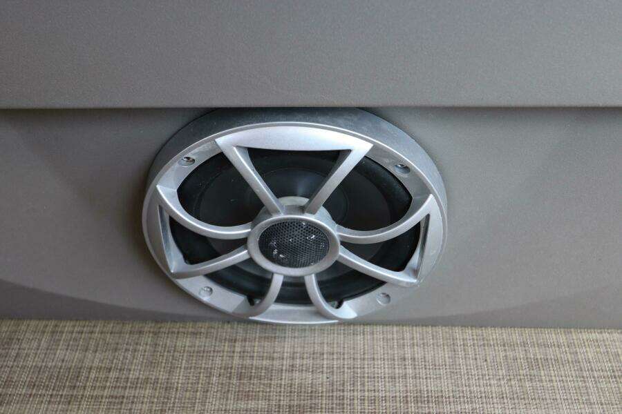 24ft Sun Tracker Yacht For Sale