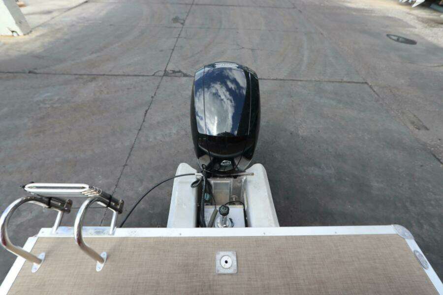 24ft Sun Tracker Yacht For Sale