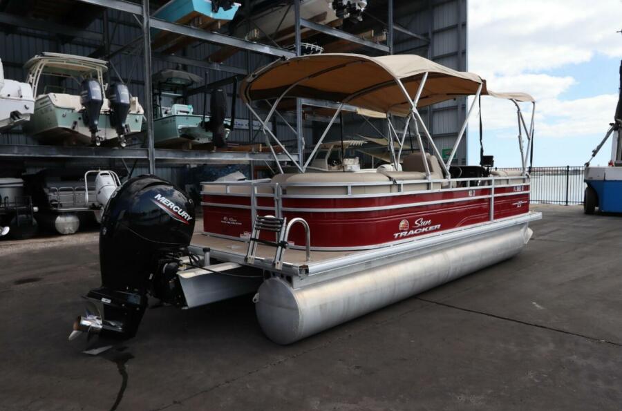 24' 2024 Sun Tracker Party Barge 22 DLX