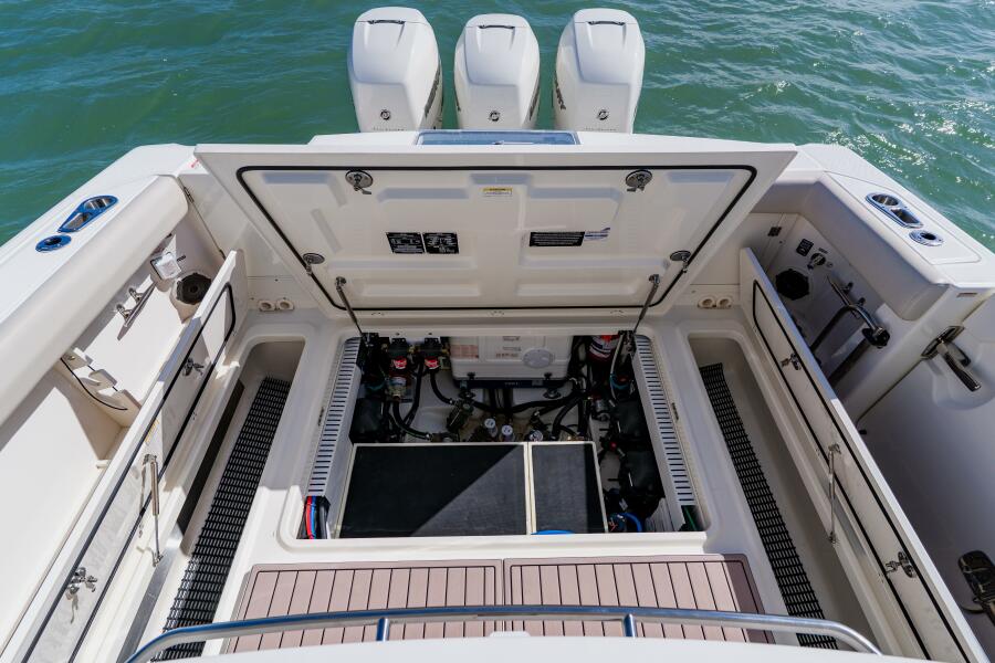 38' 2019 Boston Whaler 380 Outrage
