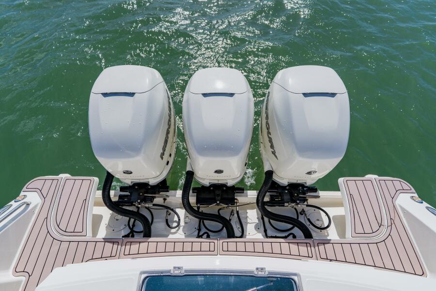 38' 2019 Boston Whaler 380 Outrage