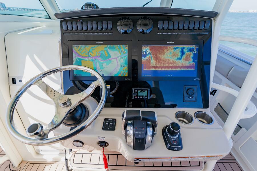 38' 2019 Boston Whaler 380 Outrage