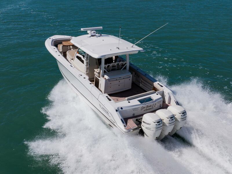 38' 2019 Boston Whaler 380 Outrage