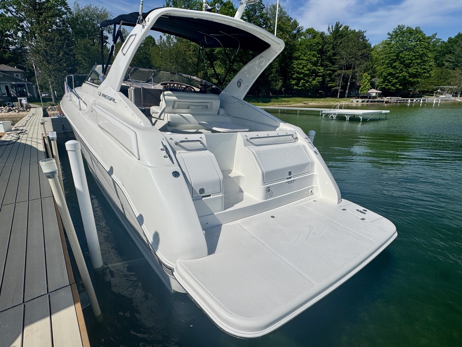 2004 Regal 3260 Commodore