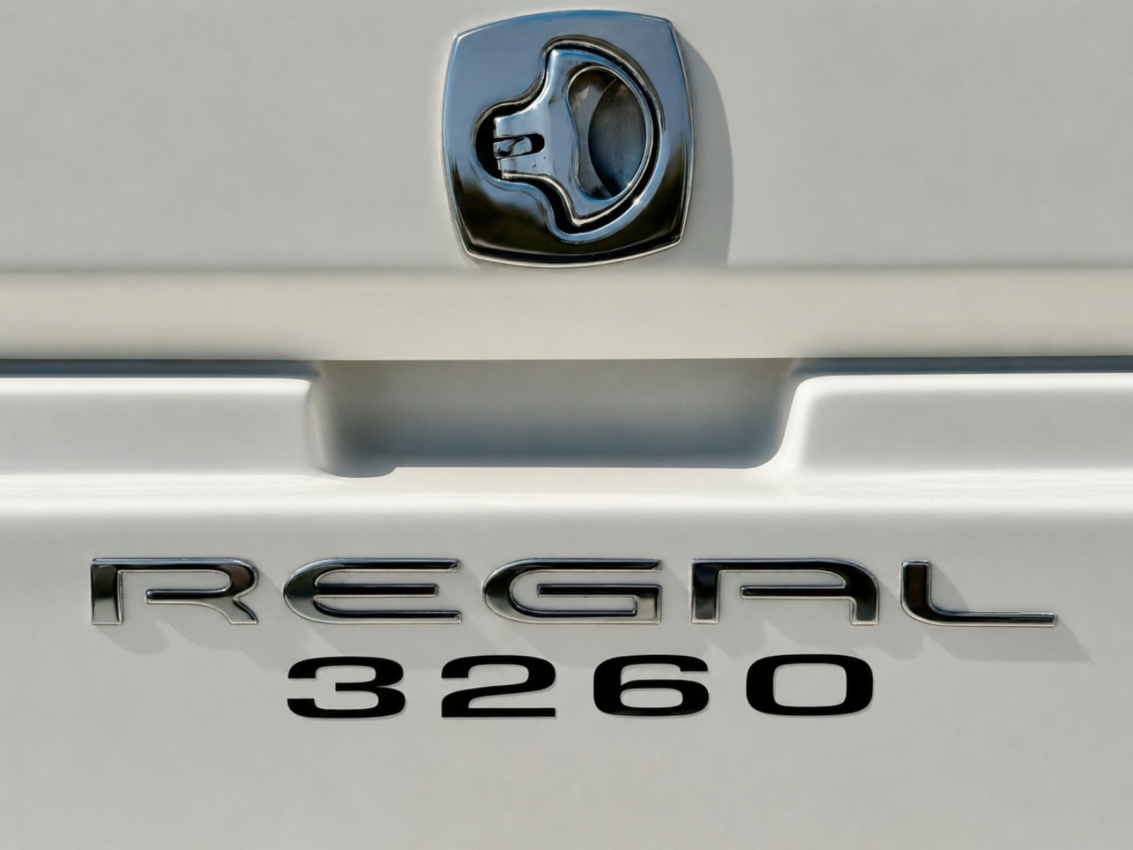 2004 Regal 3260 Commodore