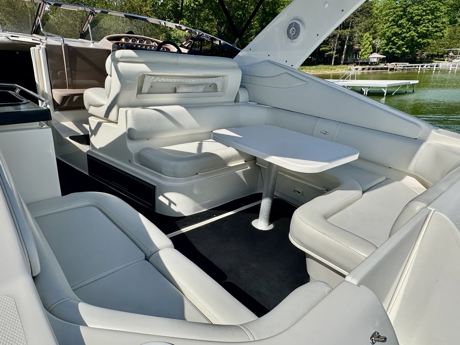 2004 Regal 3260 Commodore