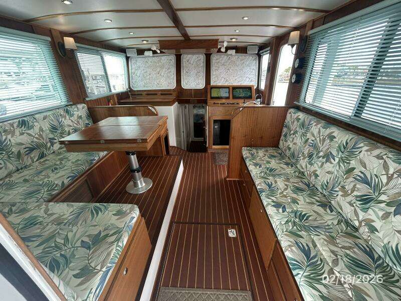 37' Great Harbour salon forward