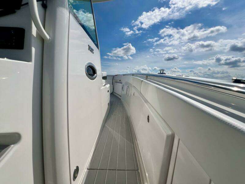 34ft Caymas Yacht For Sale