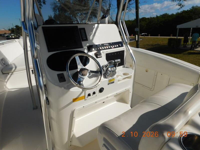 29' 2006 Triton 2895 CC