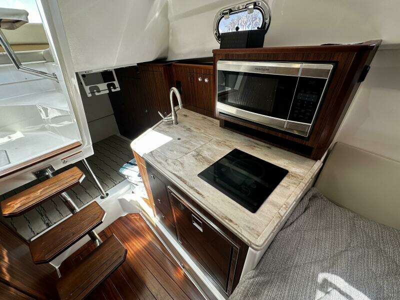 Pursuit OS 325 - Interior