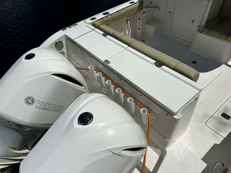 Pursuit OS 325 - Twin Outboard Engines