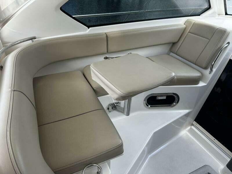 Pursuit OS 325 - Helm Seating