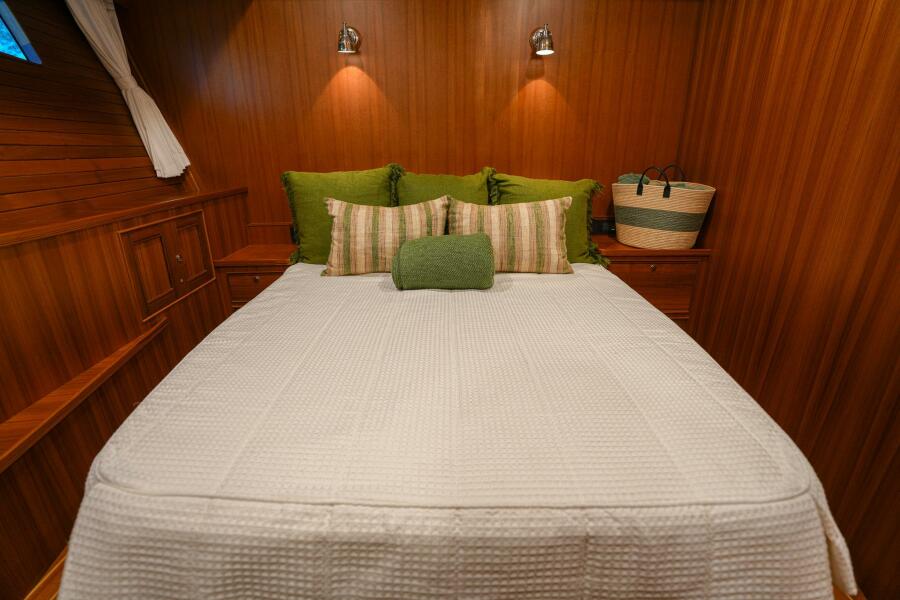 81' 2025 Marlow Explorer 70E-CB