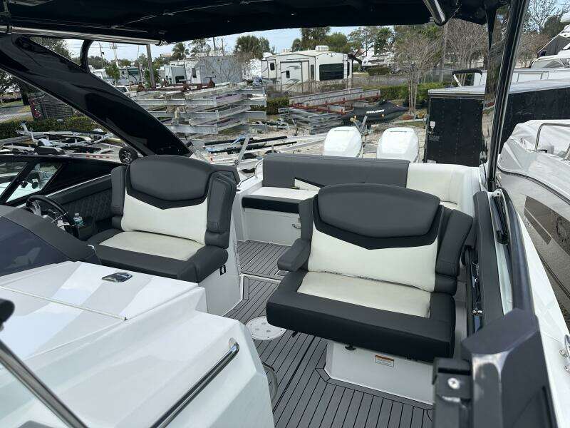 32ft Cruisers Yachts Yacht For Sale