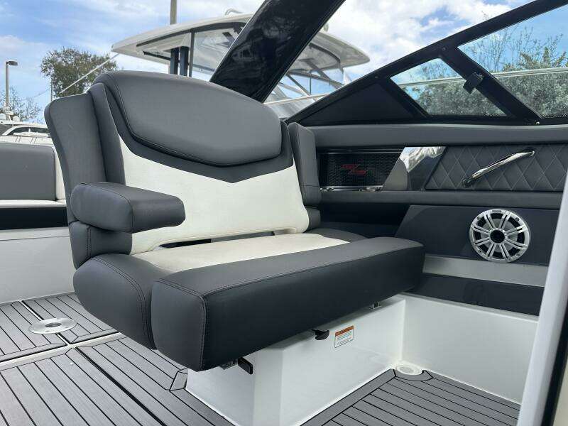 32ft Cruisers Yachts Yacht For Sale