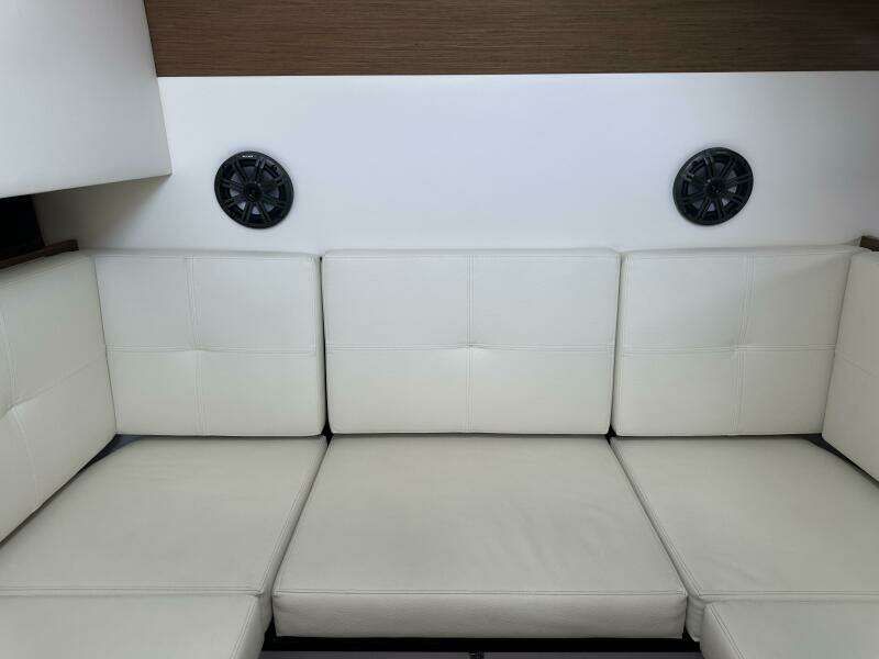 32ft Cruisers Yachts Yacht For Sale