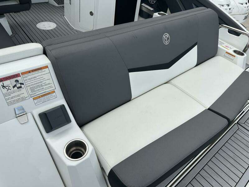 32ft Cruisers Yachts Yacht For Sale