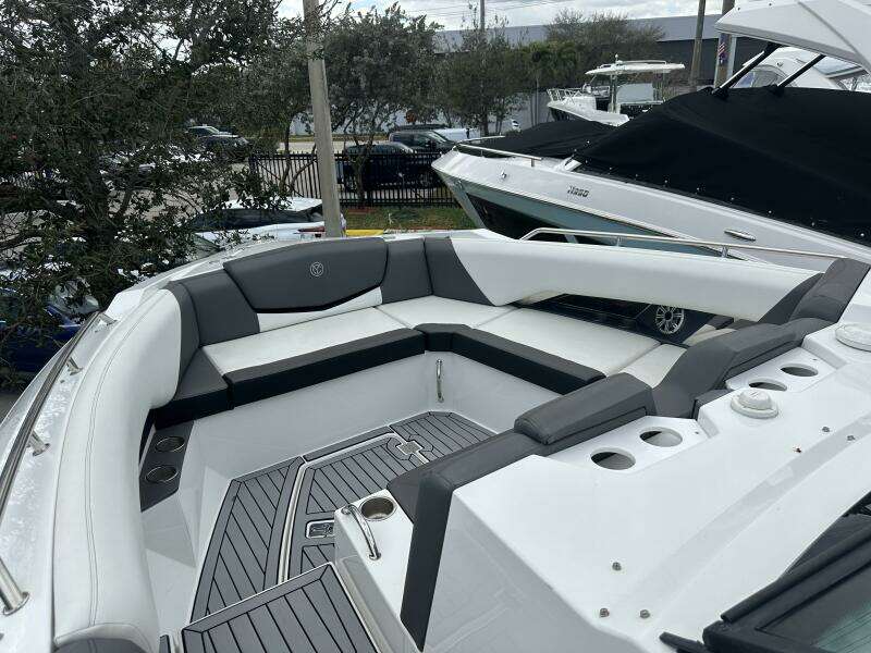 32ft Cruisers Yachts Yacht For Sale