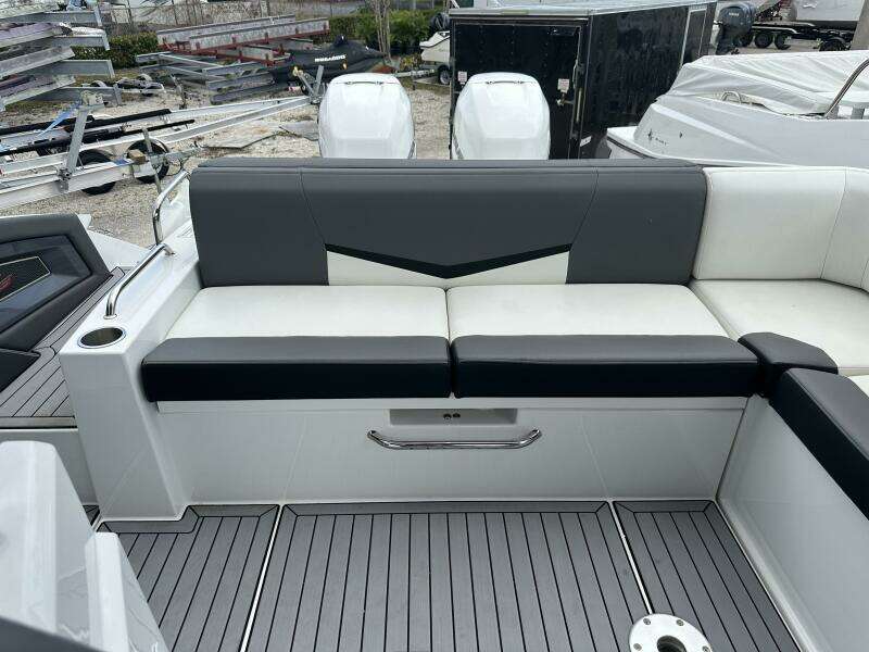 32ft Cruisers Yachts Yacht For Sale