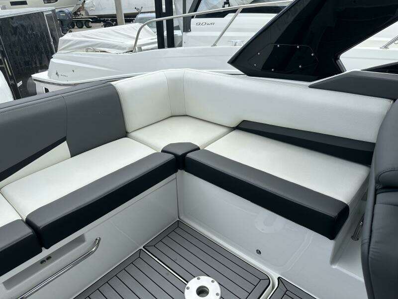 32ft Cruisers Yachts Yacht For Sale