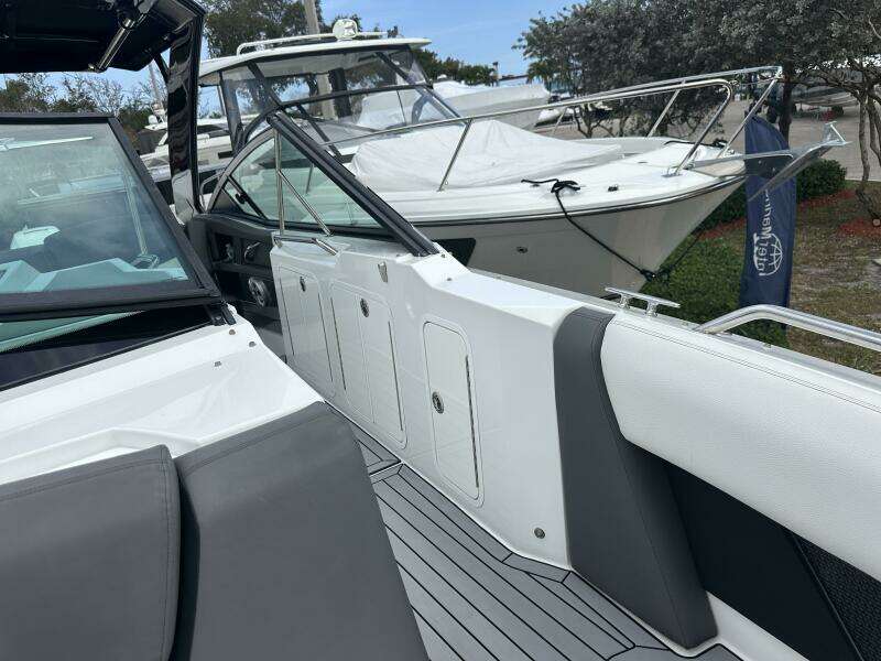 32ft Cruisers Yachts Yacht For Sale