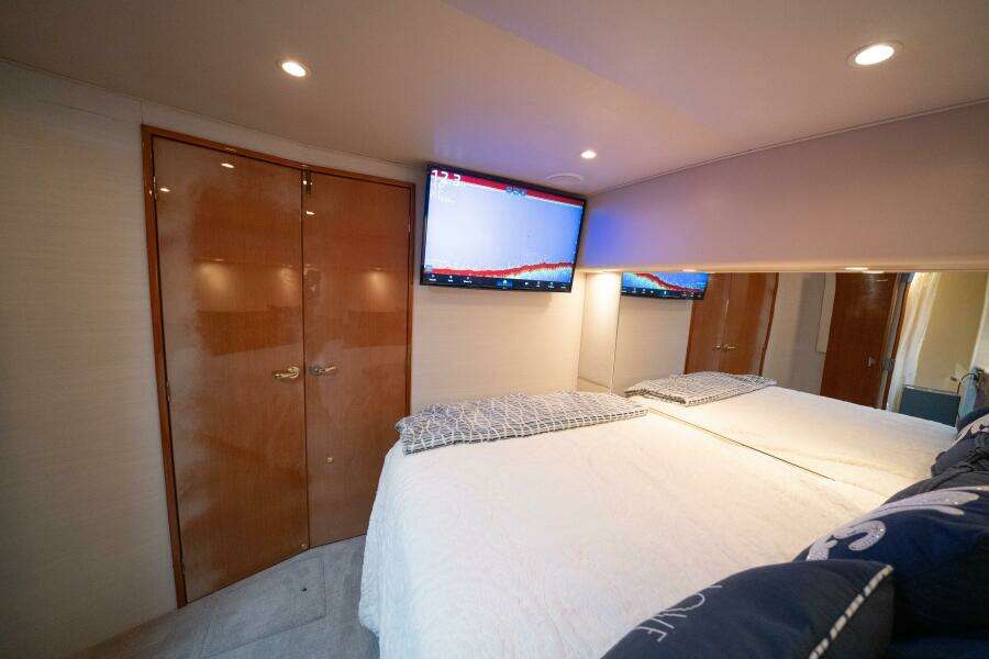 2005 Viking 52 Convertible 