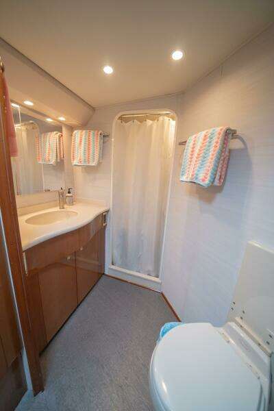 2005 Viking 52 Convertible 