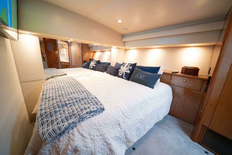 2005 Viking 52 Convertible 