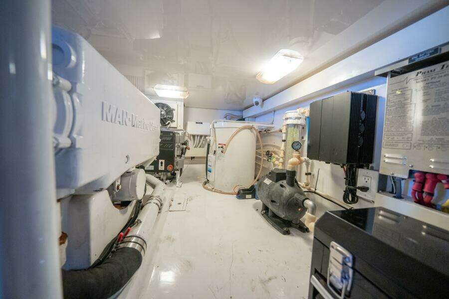 2005 Viking 52 Convertible 